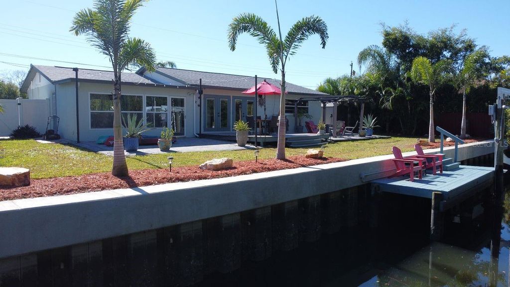 Image 38 of property listing at 201 79TH AVENUE NE, St Petersburg, FL 33702