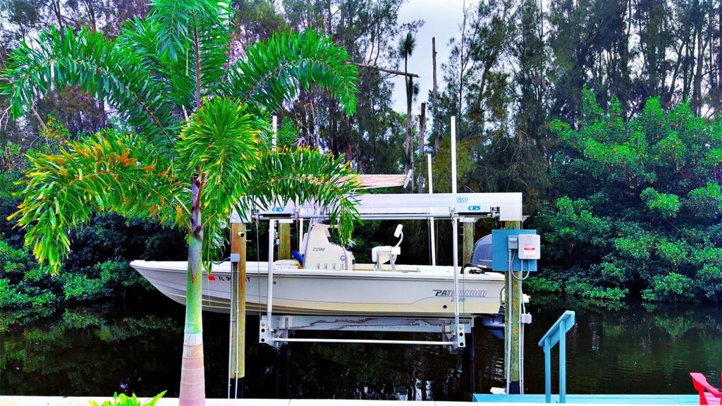 Image 40 of property listing at 201 79TH AVENUE NE, St Petersburg, FL 33702