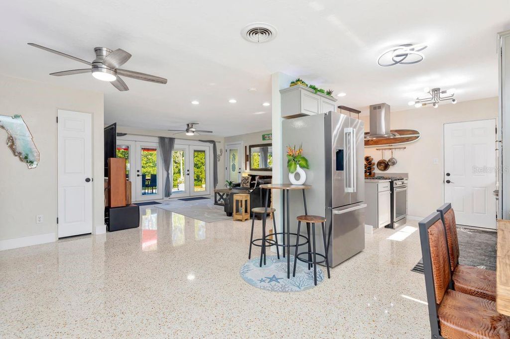 Image 5 of property listing at 201 79TH AVENUE NE, St Petersburg, FL 33702