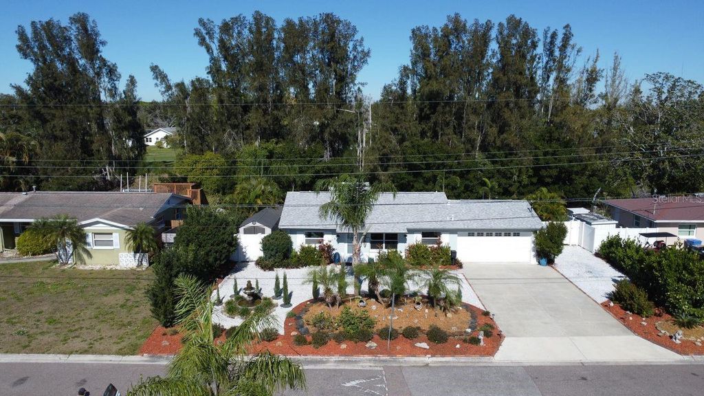 Image 50 of property listing at 201 79TH AVENUE NE, St Petersburg, FL 33702