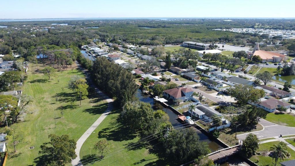 Image 52 of property listing at 201 79TH AVENUE NE, St Petersburg, FL 33702