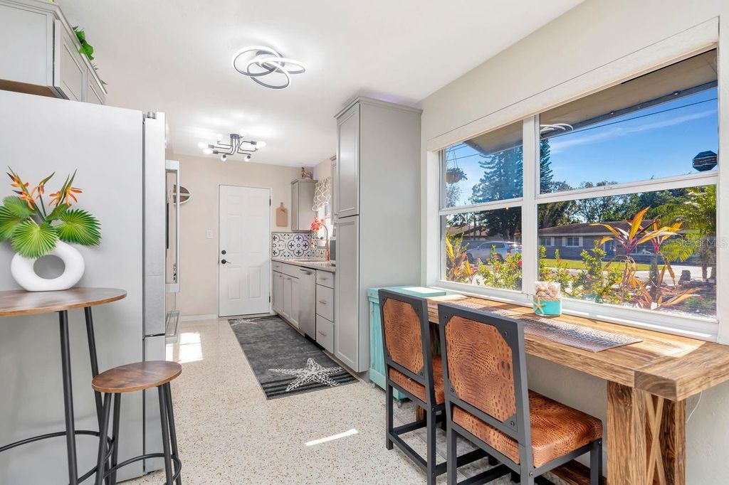 Image 7 of property listing at 201 79TH AVENUE NE, St Petersburg, FL 33702