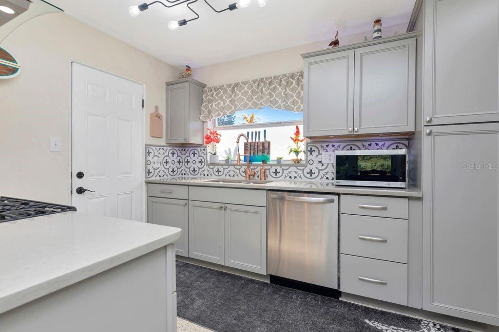 Image 8 of property listing at 201 79TH AVENUE NE, St Petersburg, FL 33702