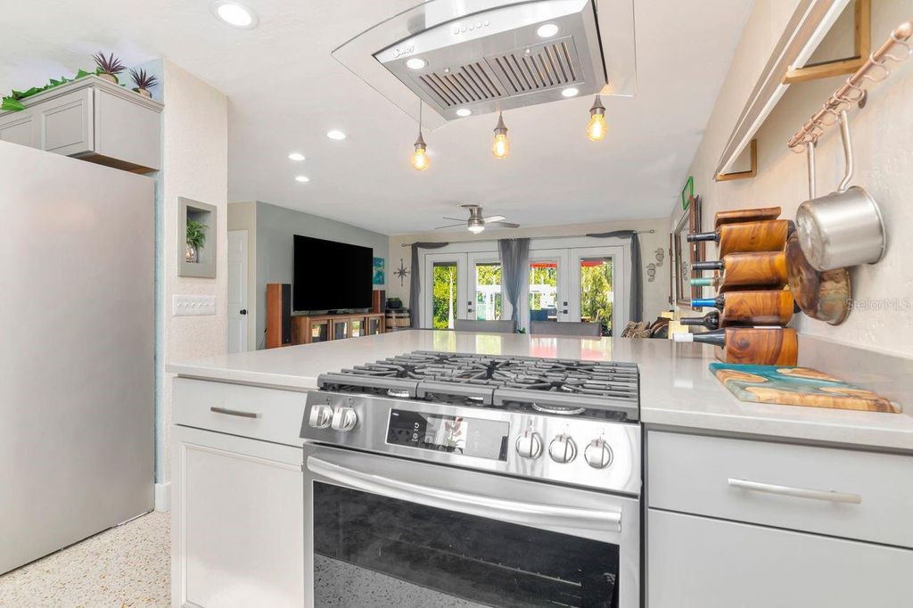 Image 9 of property listing at 201 79TH AVENUE NE, St Petersburg, FL 33702