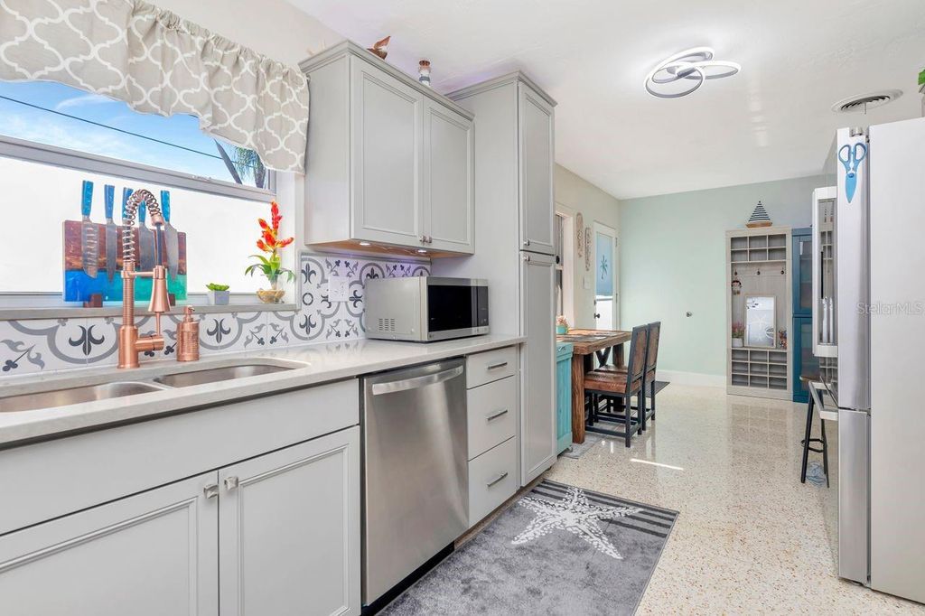 Image 10 of property listing at 201 79TH AVENUE NE, St Petersburg, FL 33702