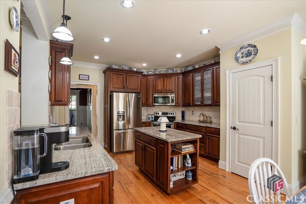 Image 7 of property listing at 1917 Hearthstone Court, Winder, GA 30680