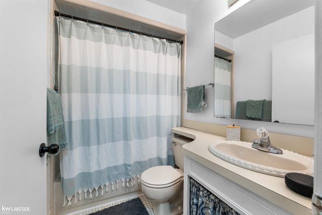 14 Woodside Circle, Mt Clemens, MI 48043