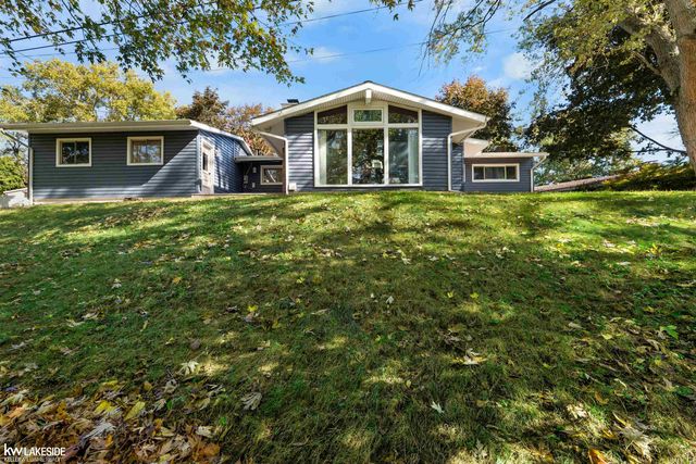 14 Woodside Circle, Mt Clemens, MI 48043