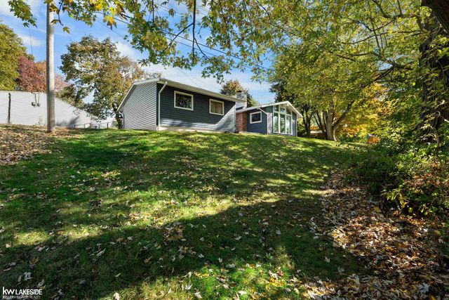 14 Woodside Circle, Mt Clemens, MI 48043