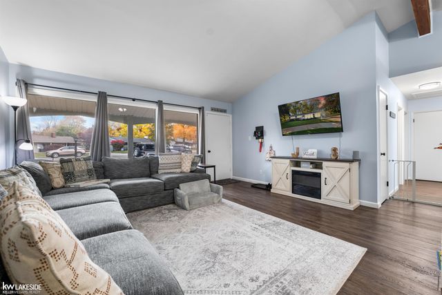 14 Woodside Circle, Mt Clemens, MI 48043