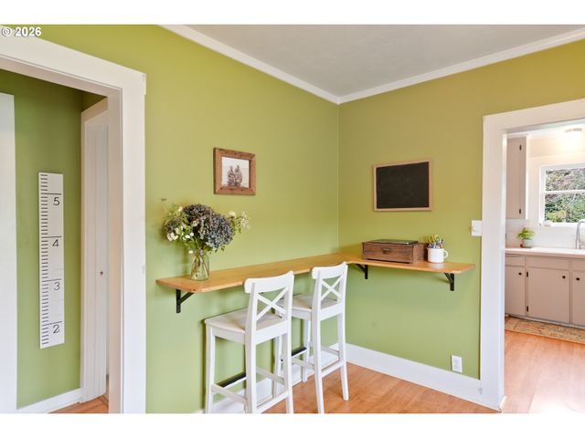 424 S 3RD St, Silverton, OR 97381