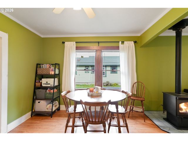 424 S 3RD St, Silverton, OR 97381