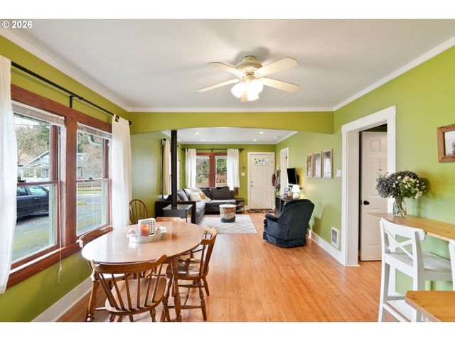 424 S 3RD St, Silverton, OR 97381