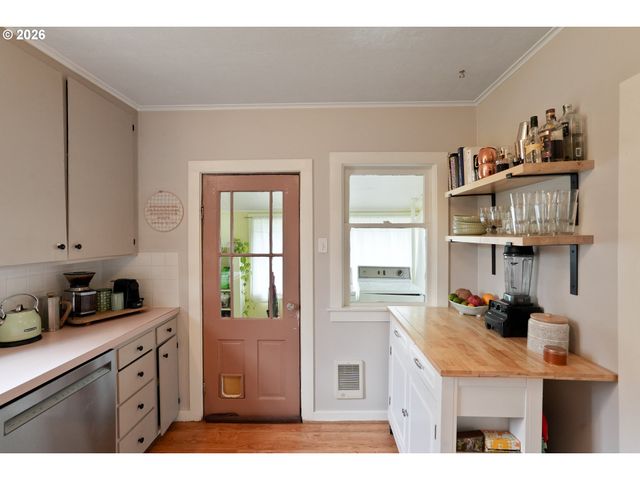 424 S 3RD St, Silverton, OR 97381