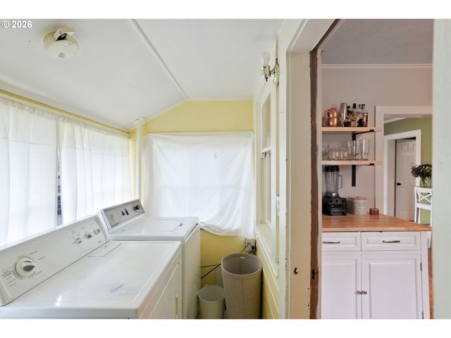 424 S 3RD St, Silverton, OR 97381