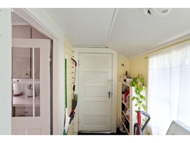 424 S 3RD St, Silverton, OR 97381