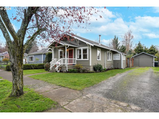 424 S 3RD St, Silverton, OR 97381