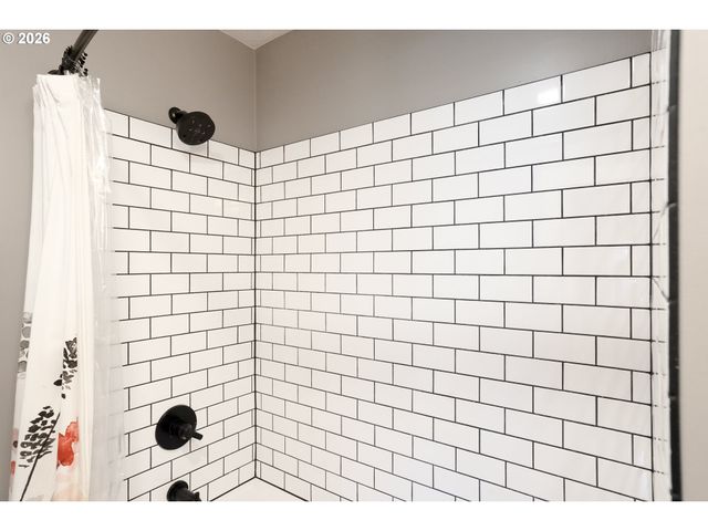 424 S 3RD St, Silverton, OR 97381