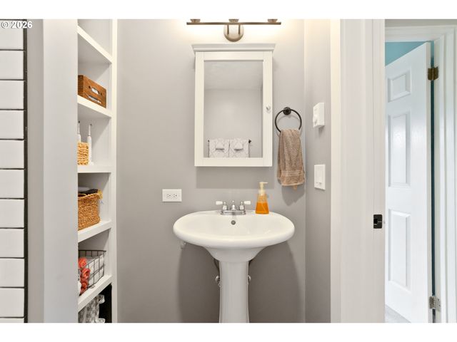 424 S 3RD St, Silverton, OR 97381