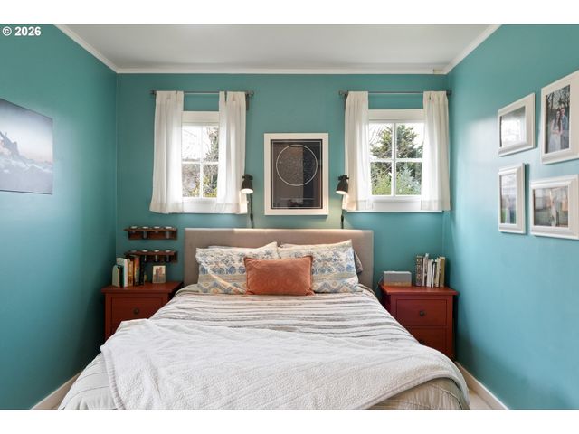 424 S 3RD St, Silverton, OR 97381