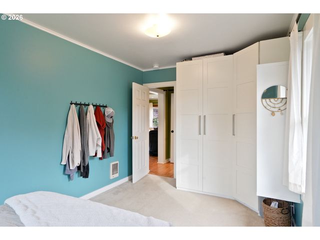 424 S 3RD St, Silverton, OR 97381