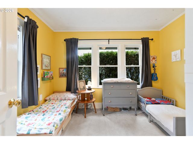 424 S 3RD St, Silverton, OR 97381