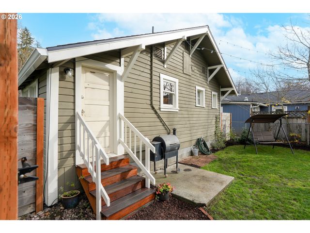 424 S 3RD St, Silverton, OR 97381