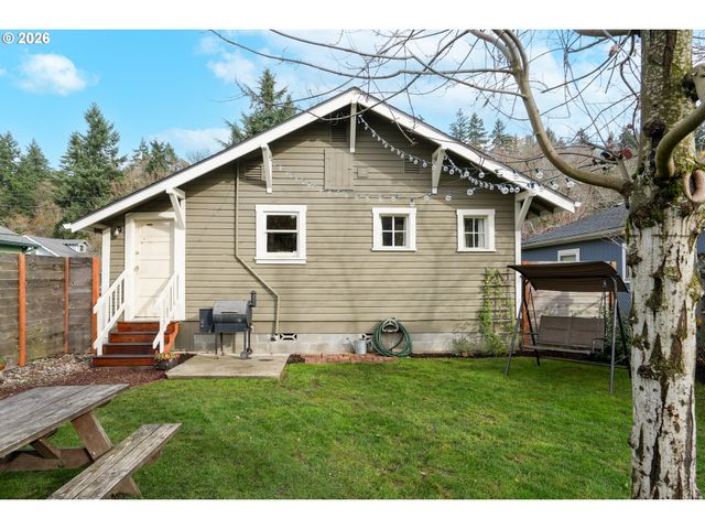 424 S 3RD St, Silverton, OR 97381