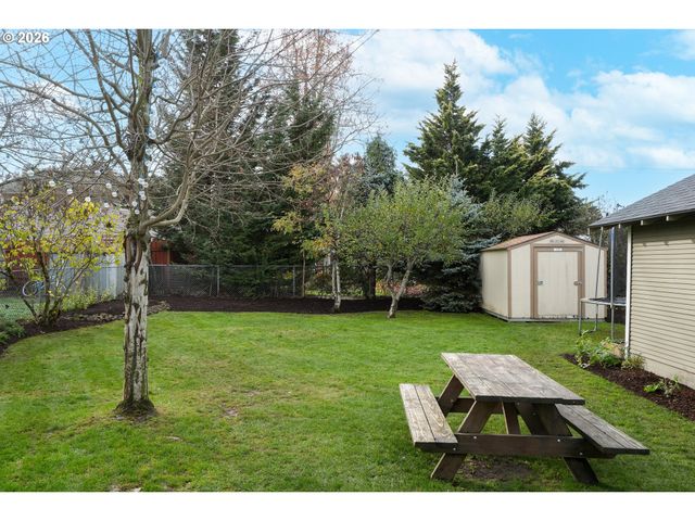 424 S 3RD St, Silverton, OR 97381