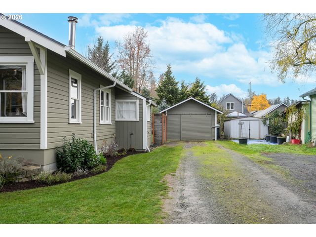 424 S 3RD St, Silverton, OR 97381