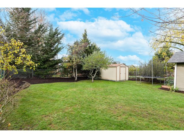 424 S 3RD St, Silverton, OR 97381