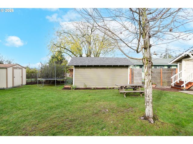 424 S 3RD St, Silverton, OR 97381