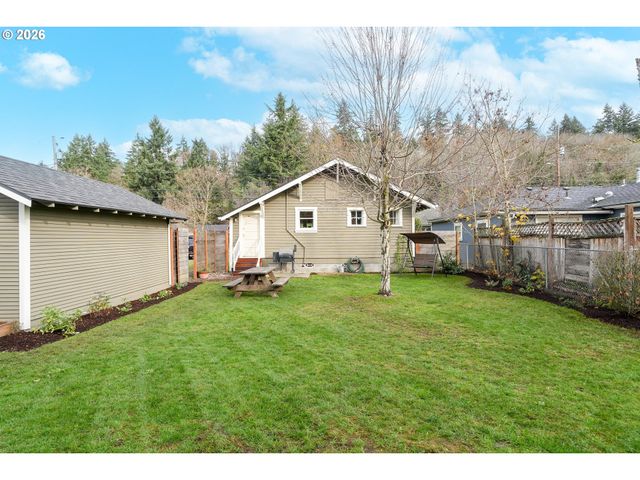 424 S 3RD St, Silverton, OR 97381