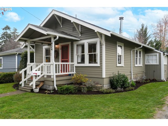 424 S 3RD St, Silverton, OR 97381