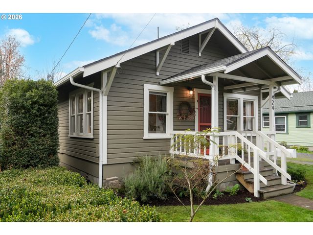 424 S 3RD St, Silverton, OR 97381