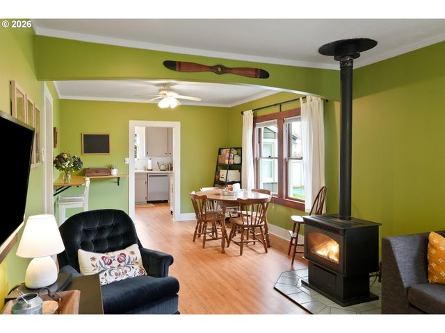 424 S 3RD St, Silverton, OR 97381