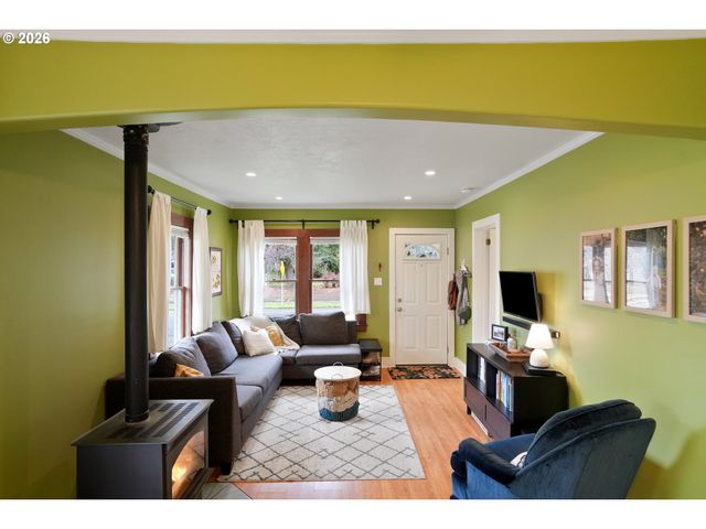 424 S 3RD St, Silverton, OR 97381