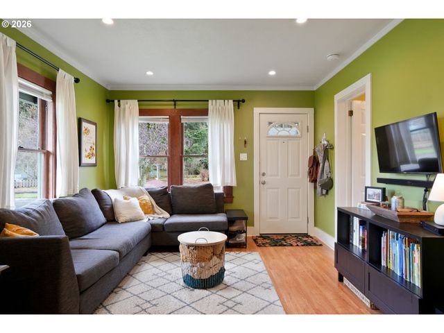 424 S 3RD St, Silverton, OR 97381