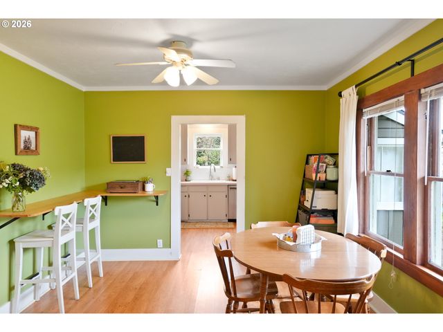 424 S 3RD St, Silverton, OR 97381