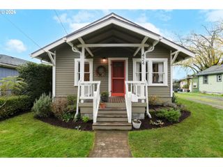 424 S 3RD St, Silverton, OR 97381