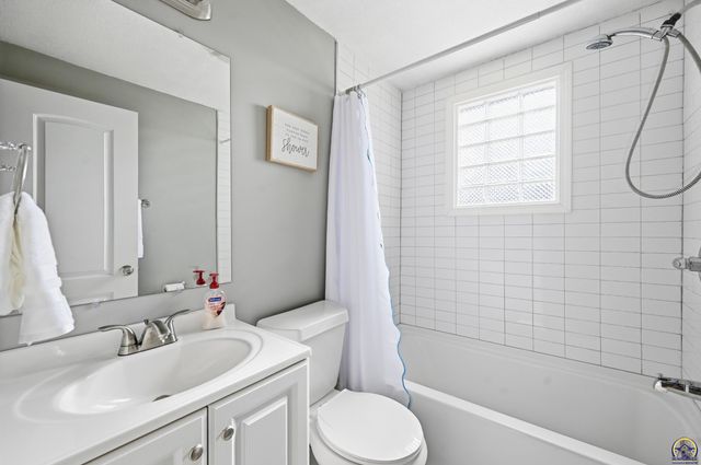 4413 SW Twilight DR, Topeka, KS 66614