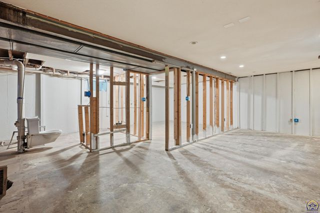 4413 SW Twilight DR, Topeka, KS 66614