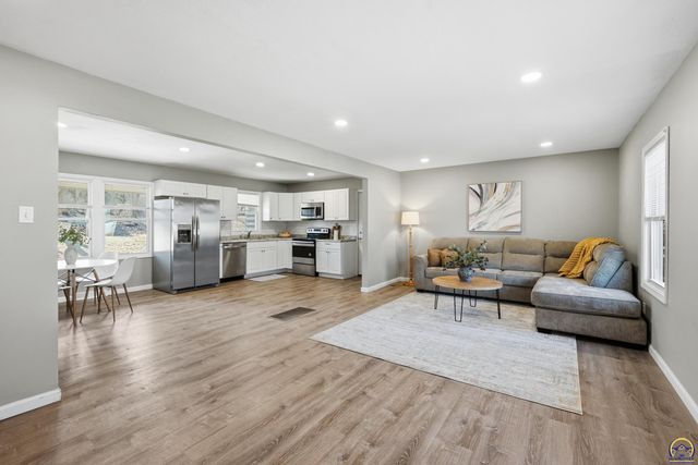 4413 SW Twilight DR, Topeka, KS 66614