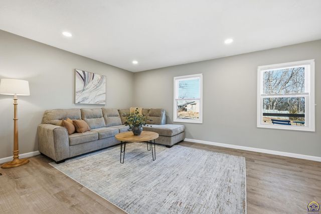 4413 SW Twilight DR, Topeka, KS 66614