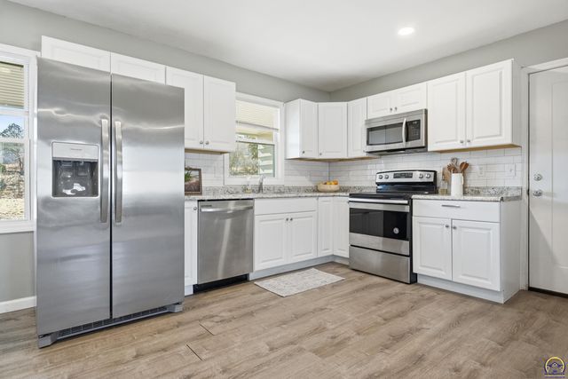 4413 SW Twilight DR, Topeka, KS 66614