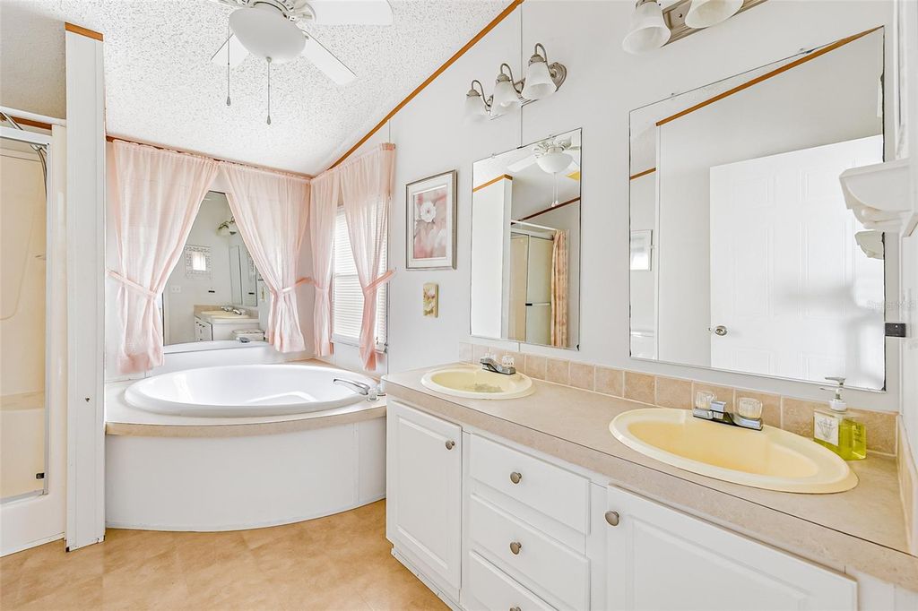 Image 23 of property listing at 803 THRUSH CIRCLE, Sebastian, FL 32976