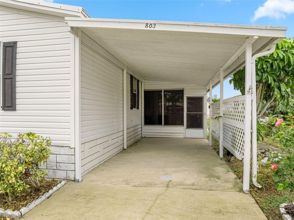 Image 4 of property listing at 803 THRUSH CIRCLE, Sebastian, FL 32976