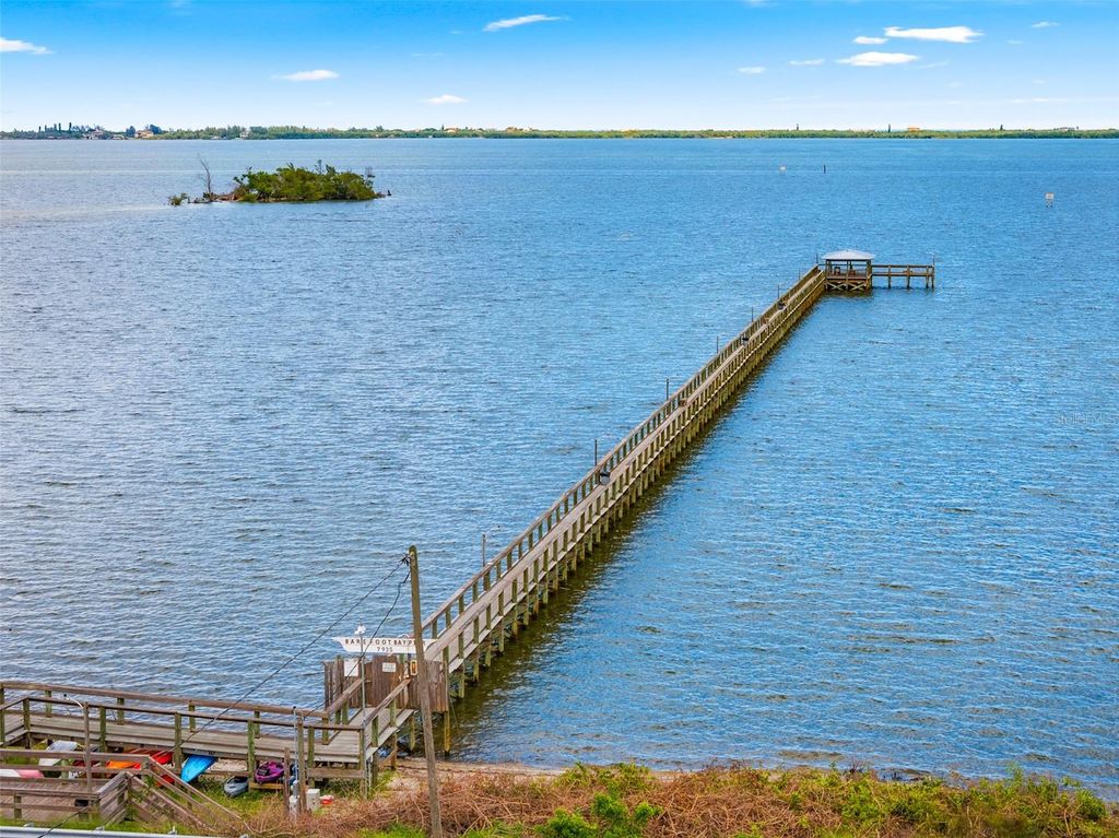 Image 39 of property listing at 803 THRUSH CIRCLE, Sebastian, FL 32976