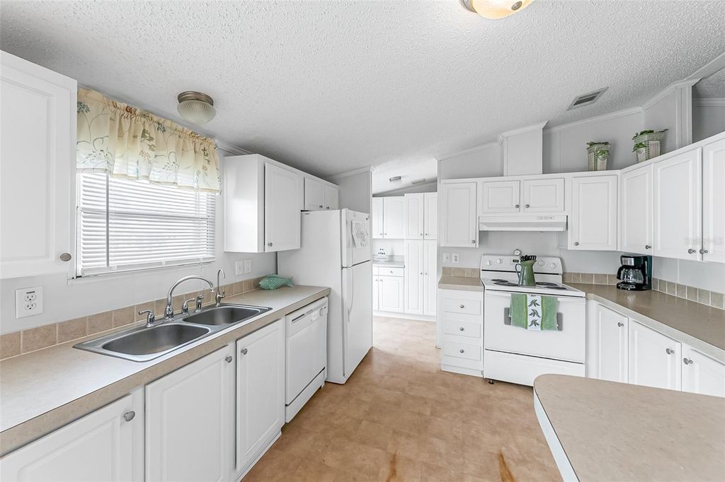 Image 10 of property listing at 803 THRUSH CIRCLE, Sebastian, FL 32976