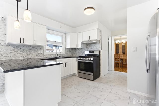 7 Oberlin Court, Edison, NJ 08820